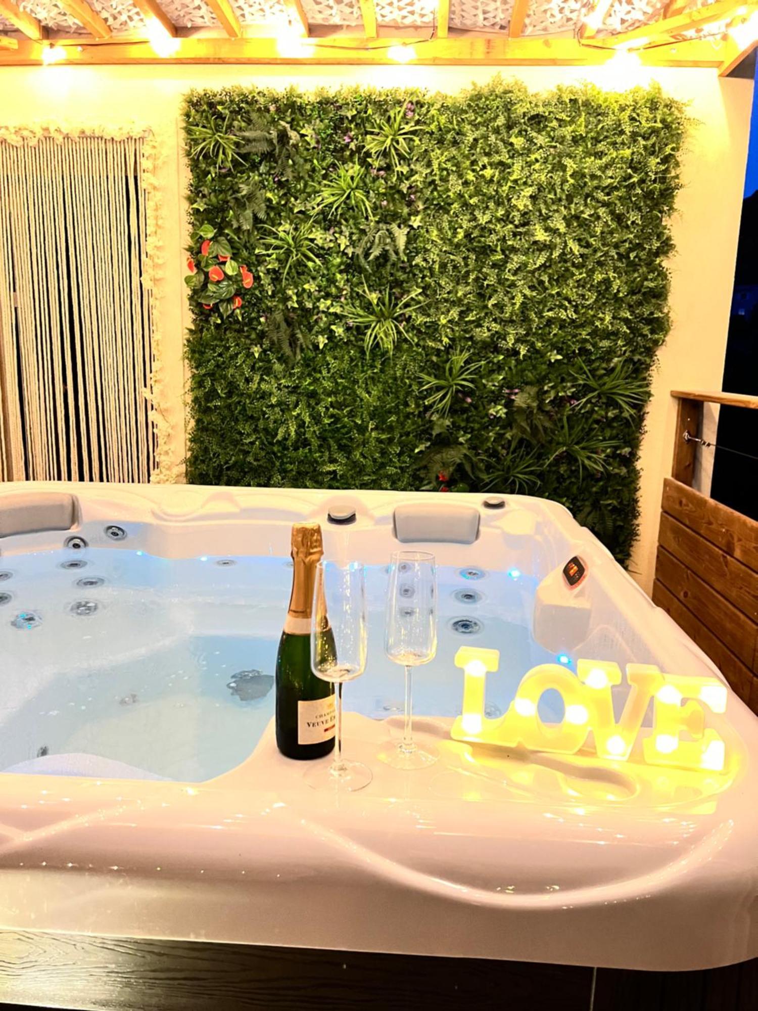 Love Room Tente Lodge Spa Mfg Chez C&C, Exclusivement Reservee Aux Adultes Cantaron Zewnętrze zdjęcie