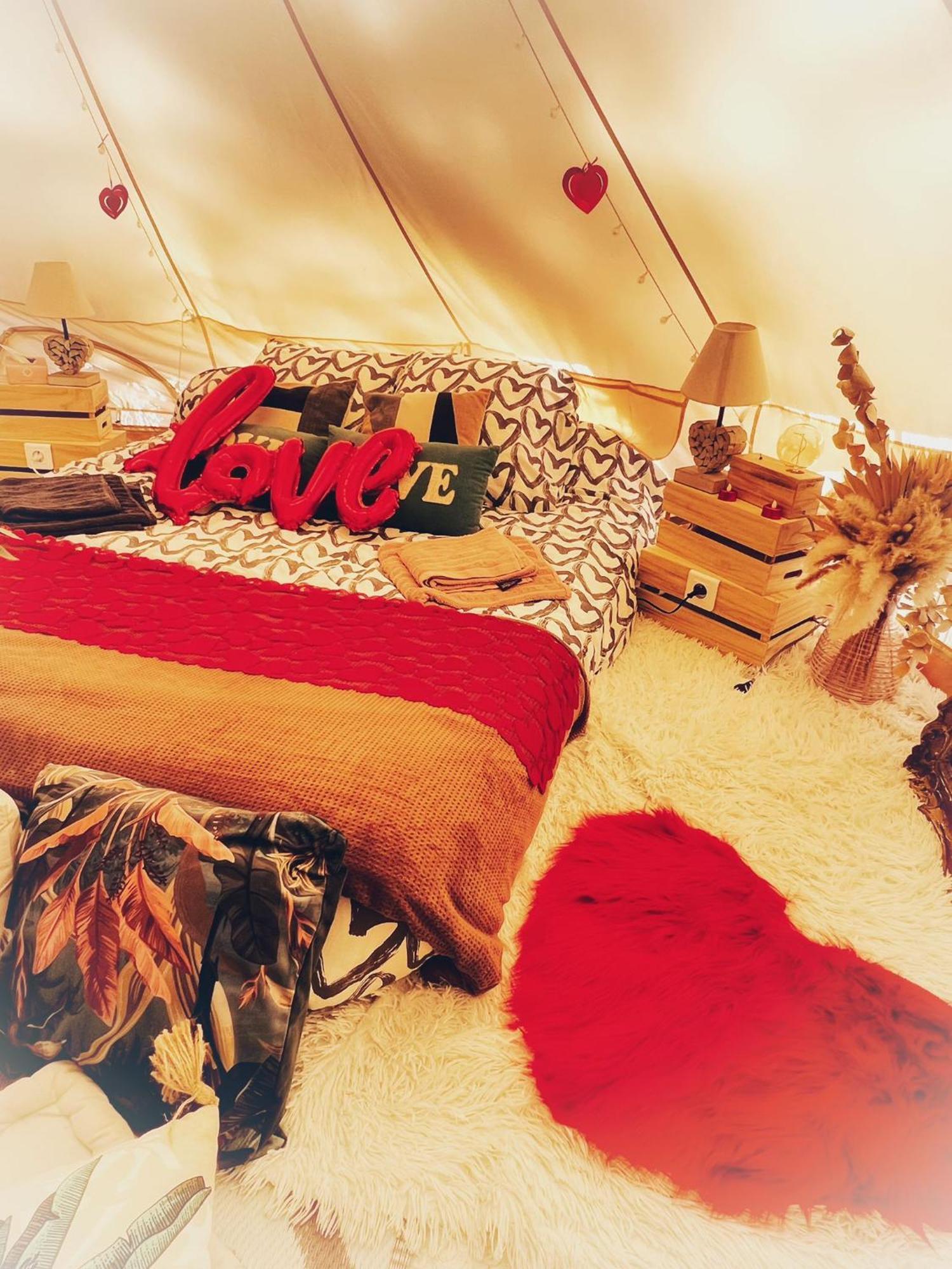 Love Room Tente Lodge Spa Mfg Chez C&C, Exclusivement Reservee Aux Adultes Cantaron Zewnętrze zdjęcie